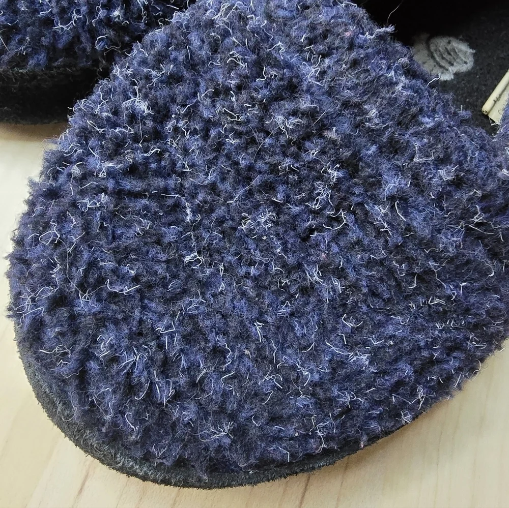 Acorn Slippers Size 8/9